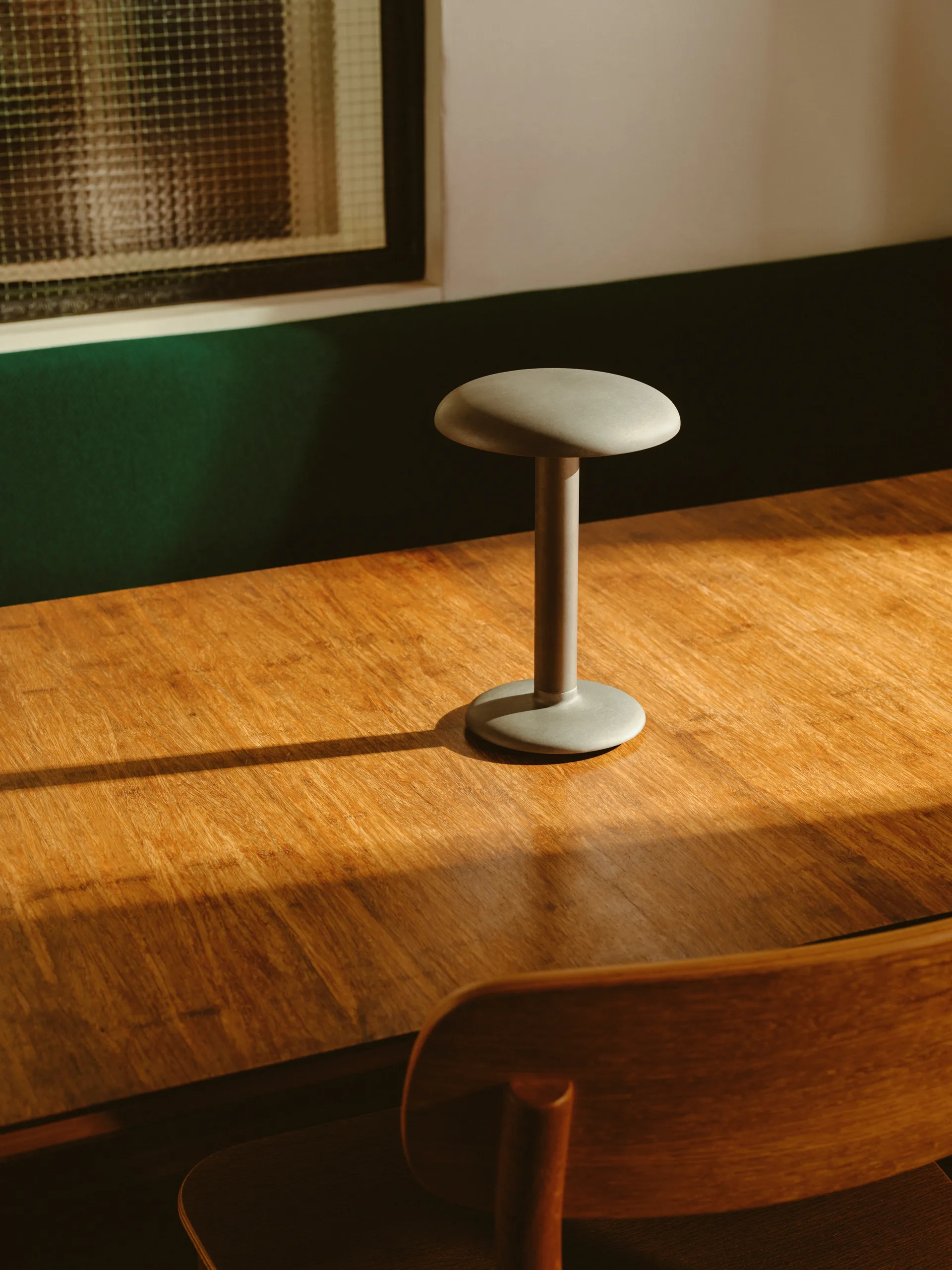 Gustave Residential kannettava pöytävalaisin, Raw aluminium Flos