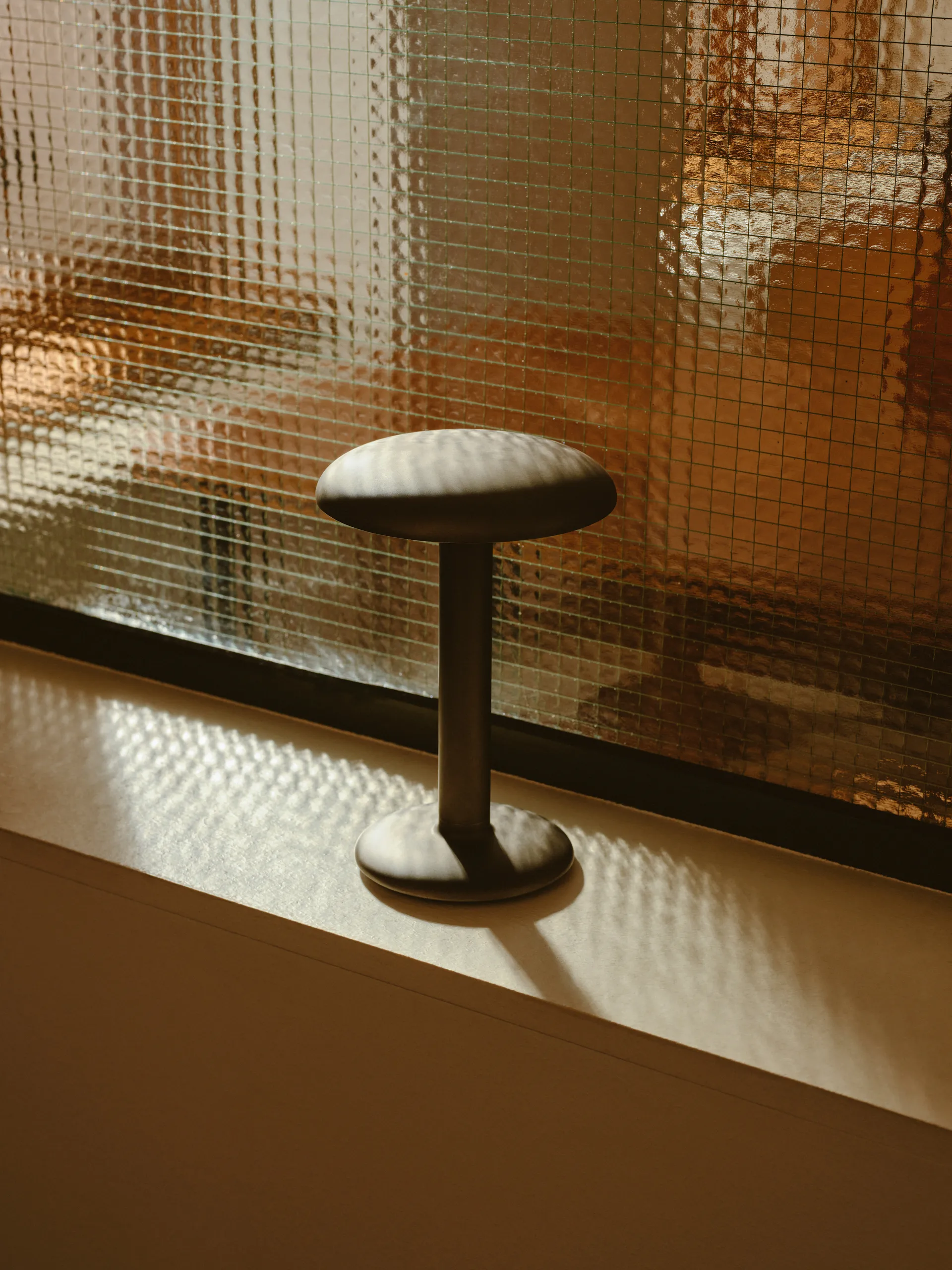 Gustave Residential kannettava pöytävalaisin, Raw aluminium Flos