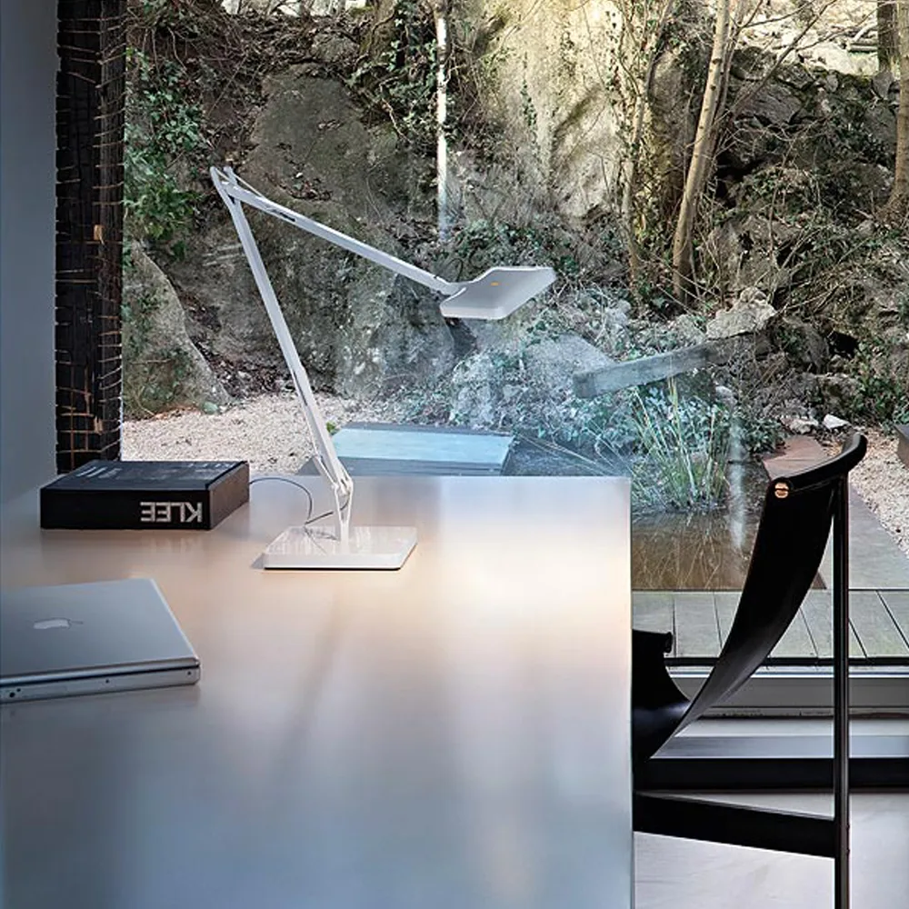 Kelvin T LED pöytälamppu, Musta kiiltävä Flos