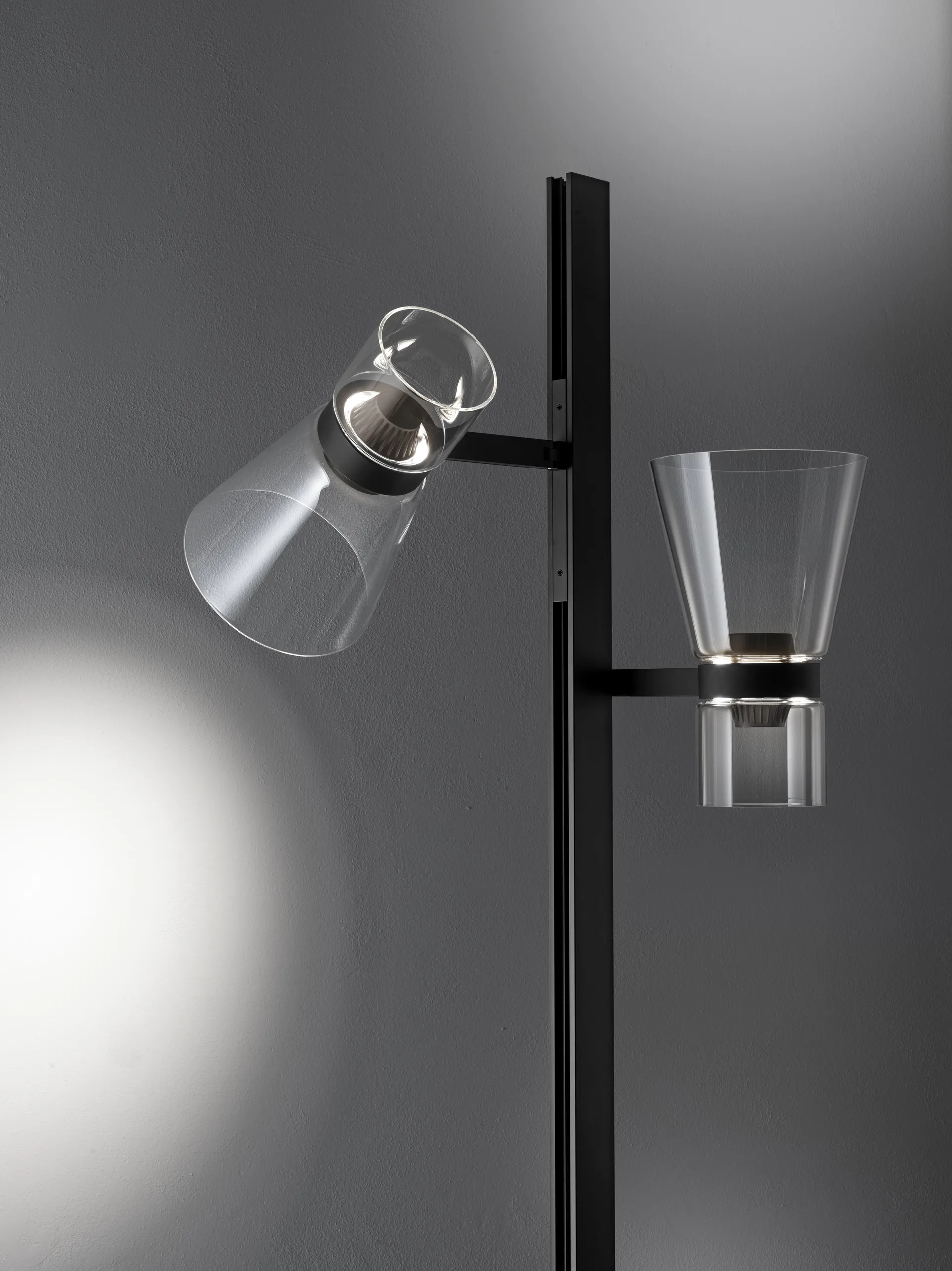 Nocturne F2 cone lattiavalaisin – musta,  Flos