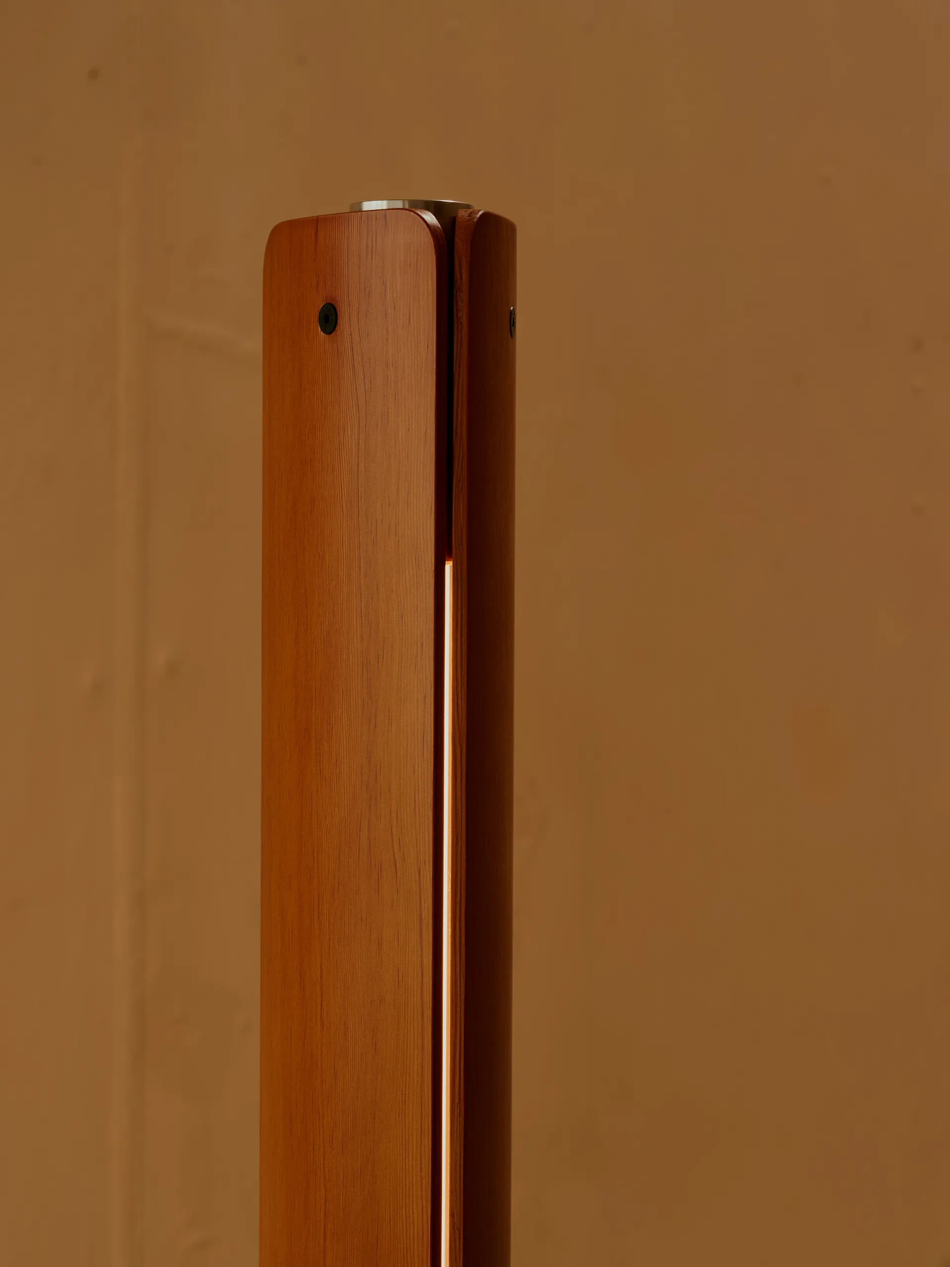 Seki-han lattiavalaisin 226 cm, Heat treatened ash-black metal Flos