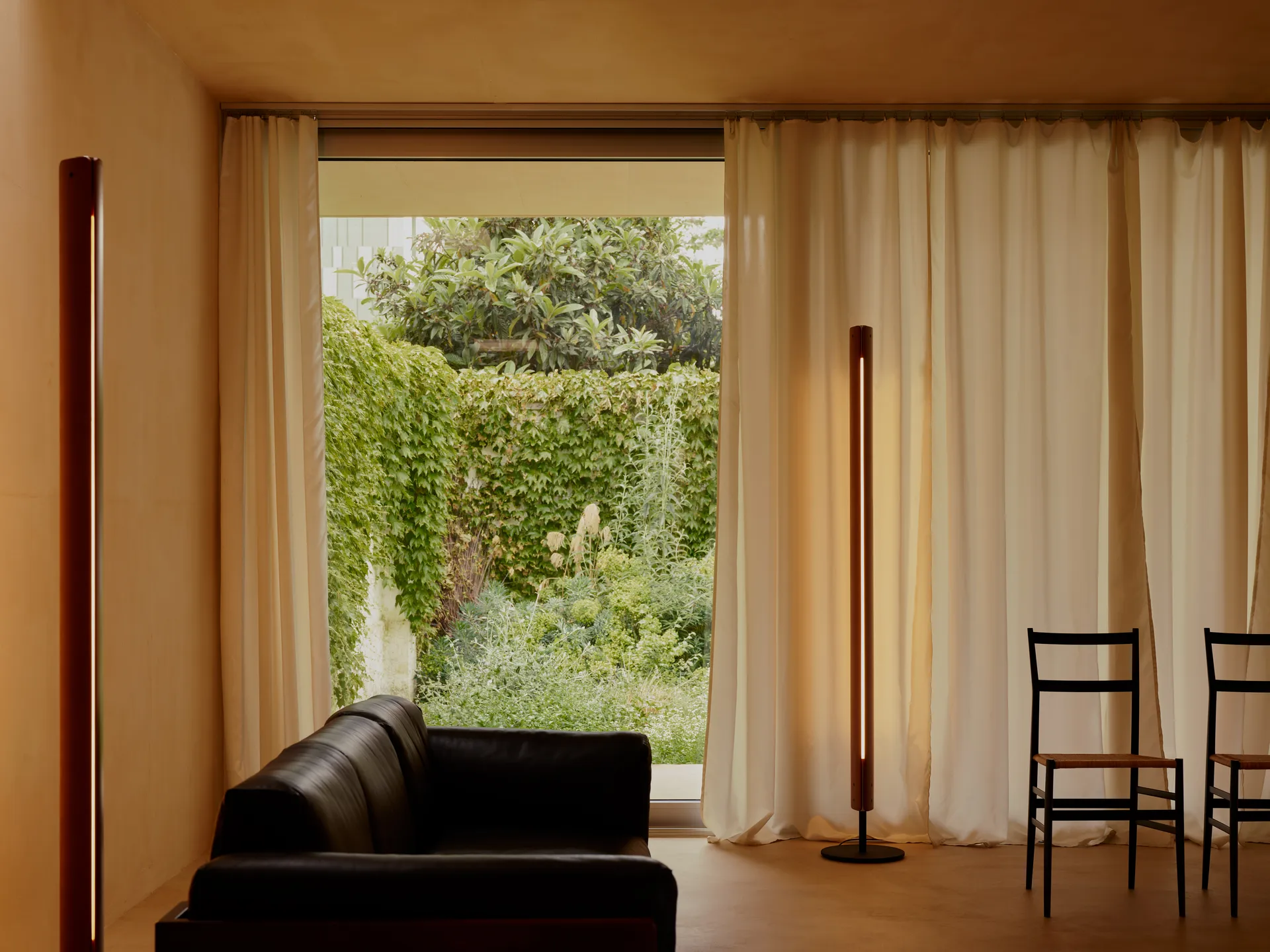 Seki-han lattiavalaisin 226 cm, Heat treatened ash-black metal Flos