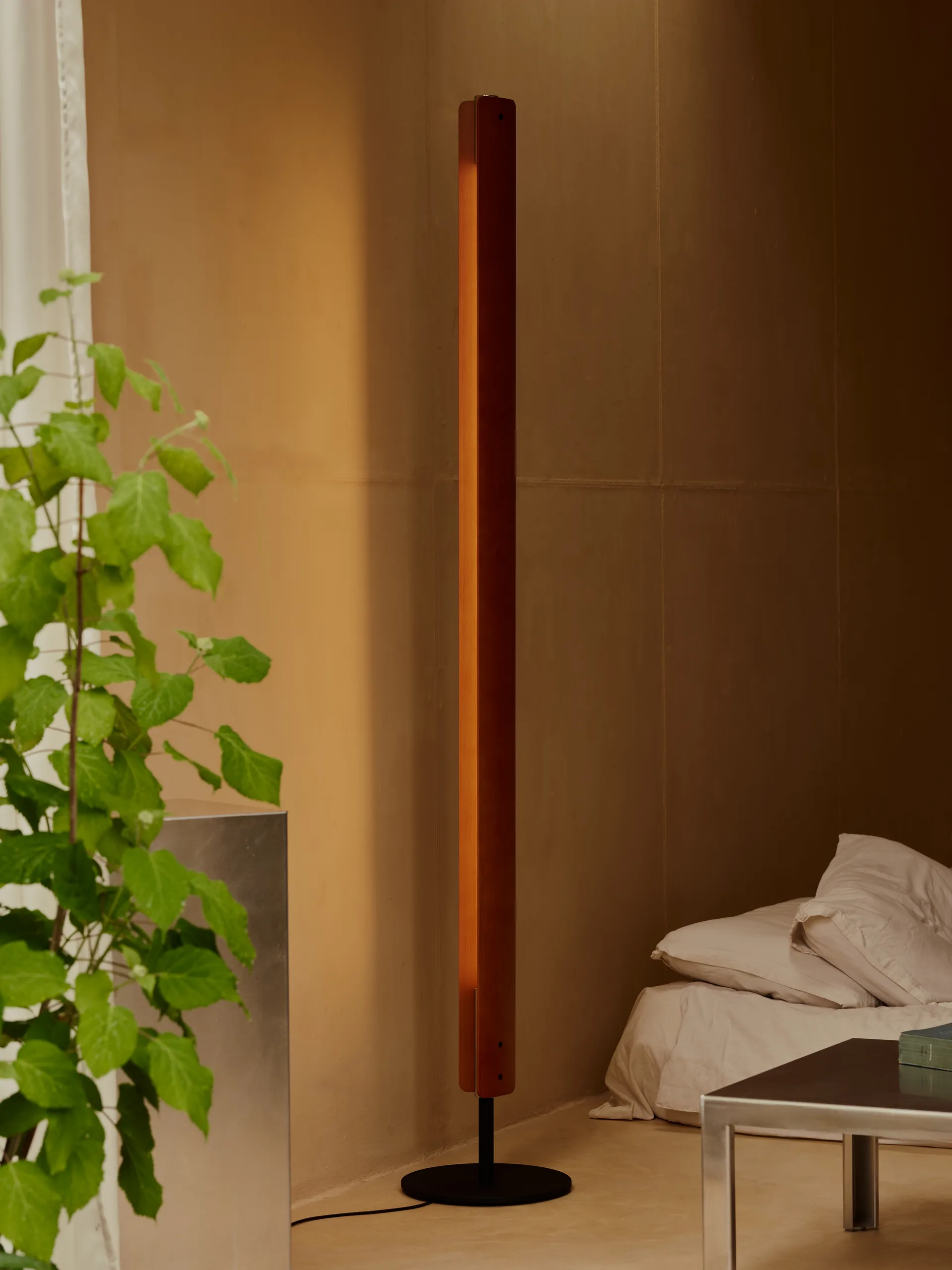 Seki-han lattiavalaisin 226 cm, Heat treatened ash-black metal Flos