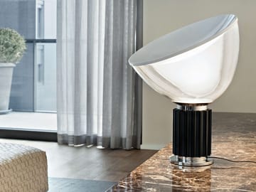 Taccia PMMA pöytälamppu - Musta LED-lamppu - Flos