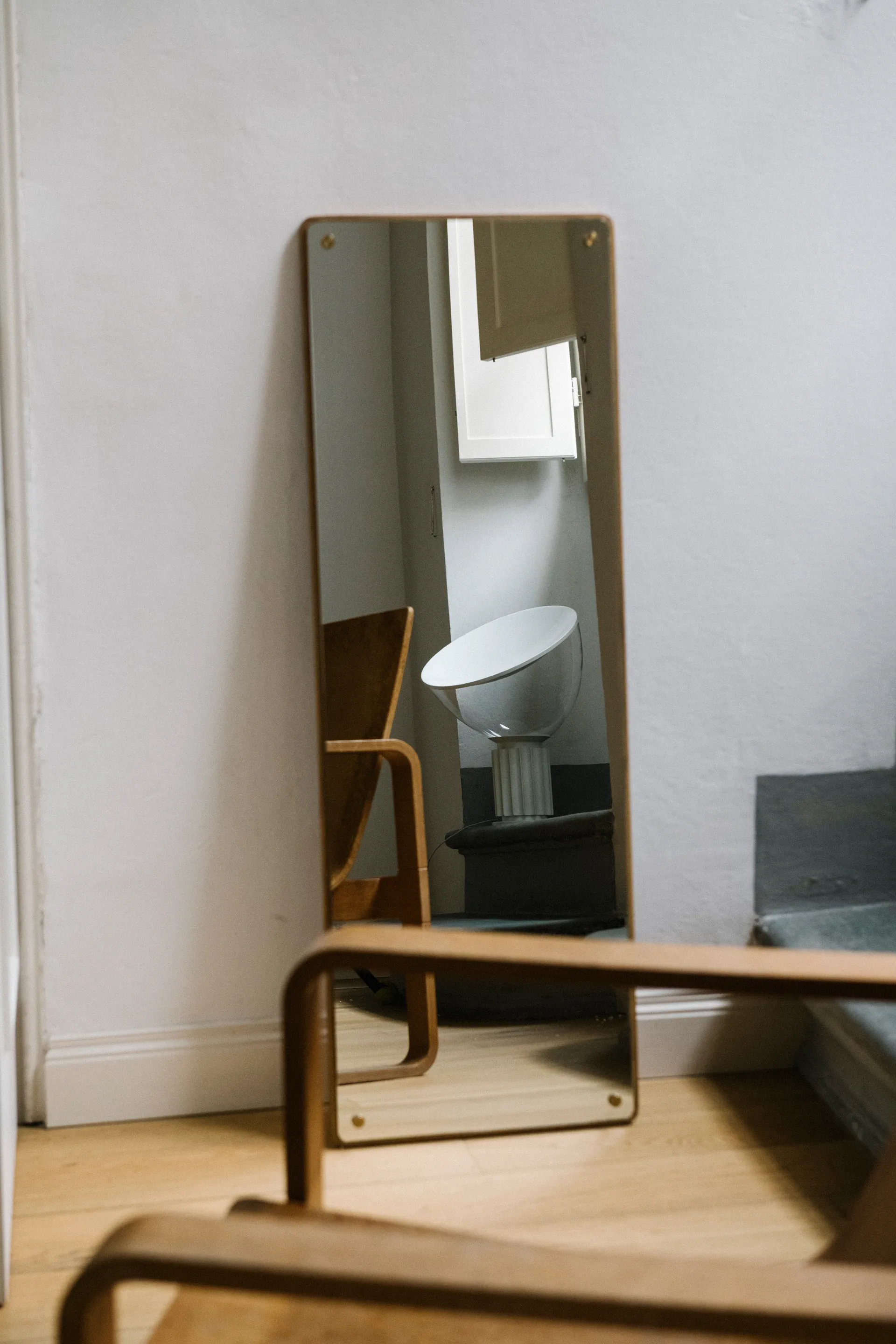 Taccia Small pöytälamppu LED 48,5 cm, Mattavalkoinen lasikupu Flos