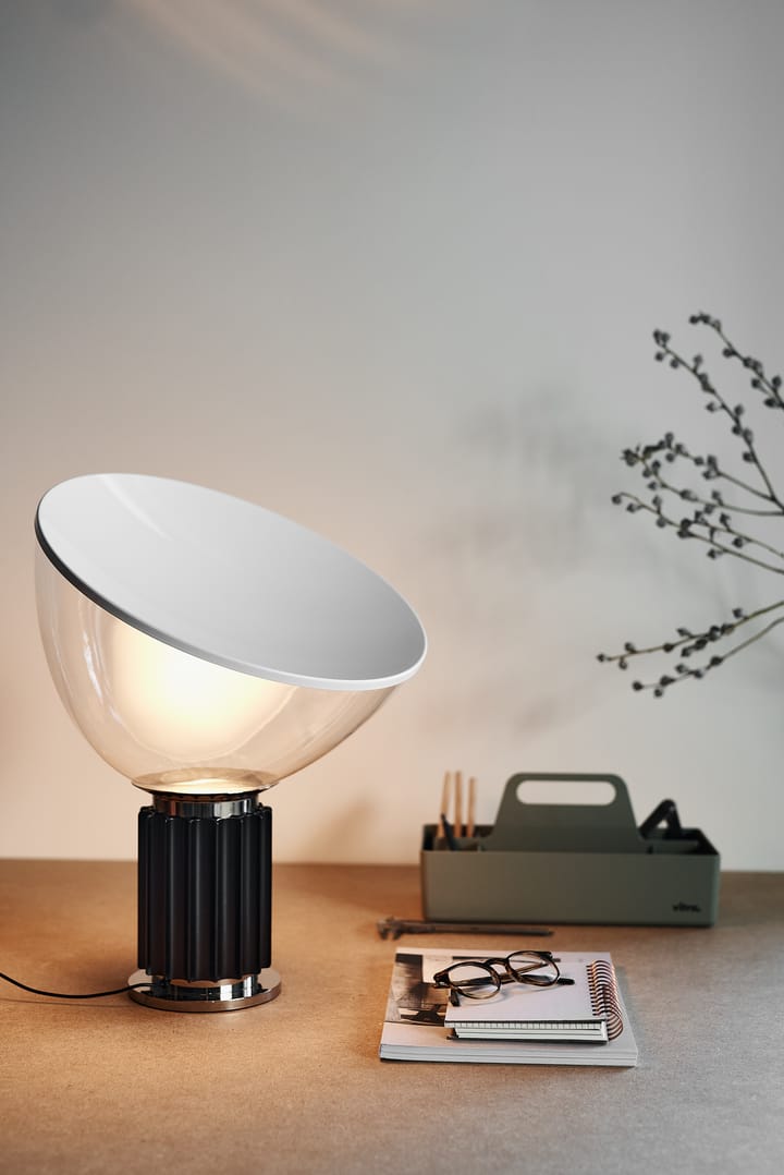 Taccia Small pöytälamppu LED 48,5 cm, Musta lasikupu Flos