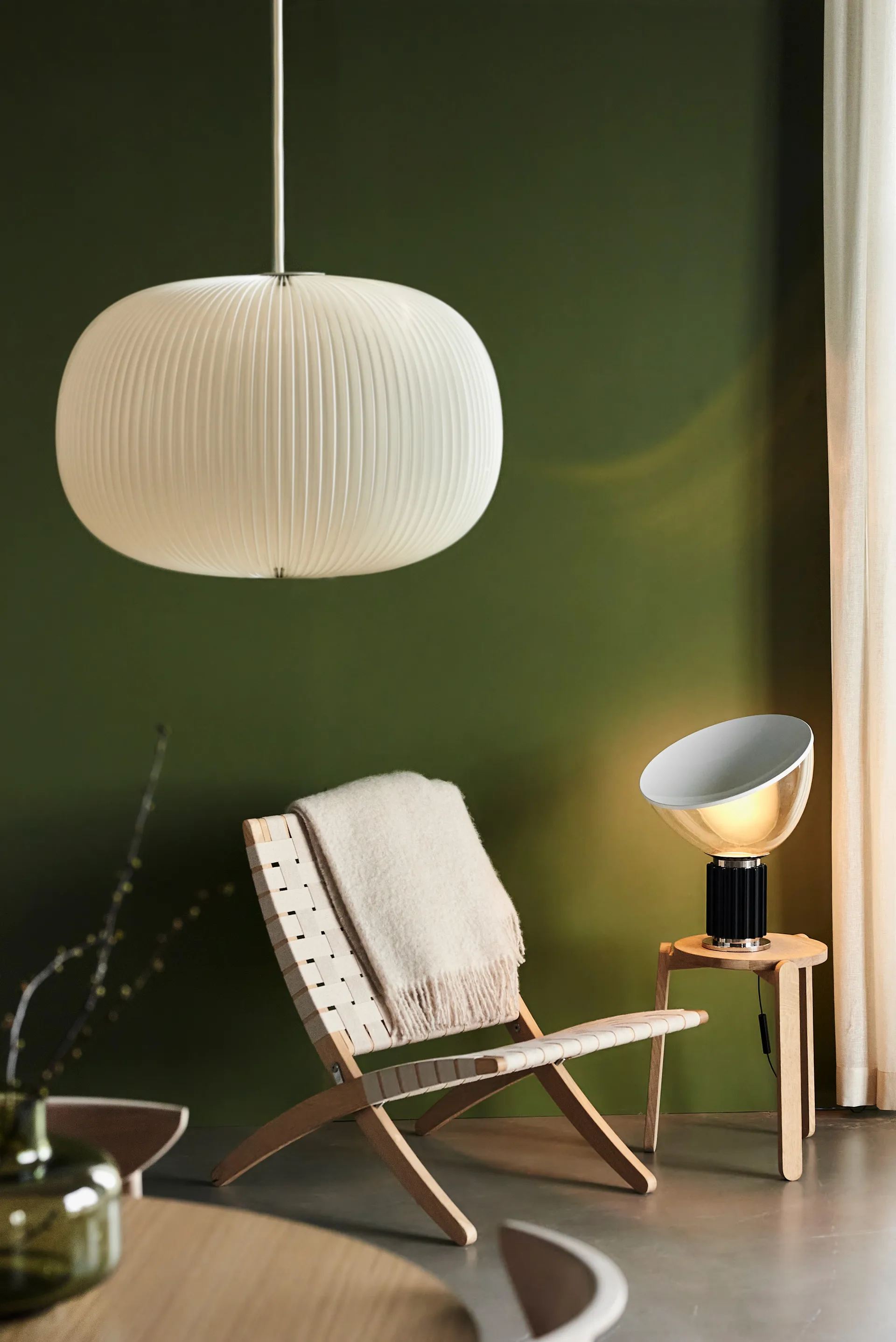 Taccia Small pöytälamppu LED 48,5 cm, Musta lasikupu Flos