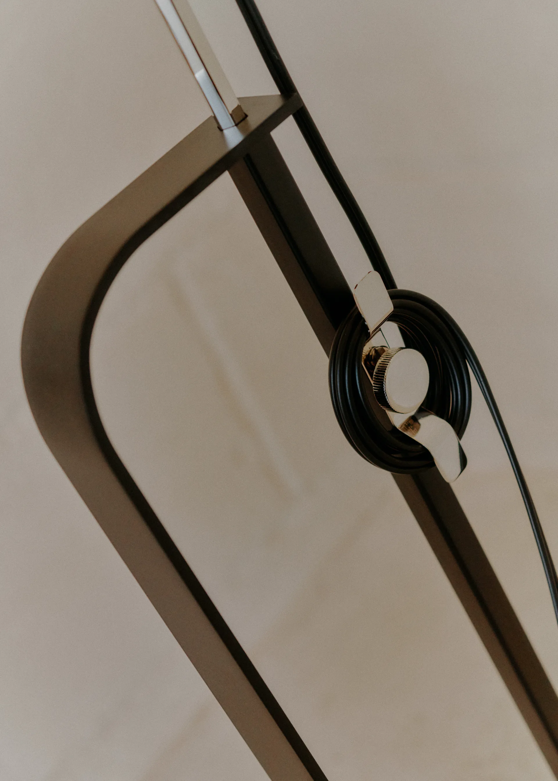 Toio LED-lattiavalaisin – musta (EU),  Flos