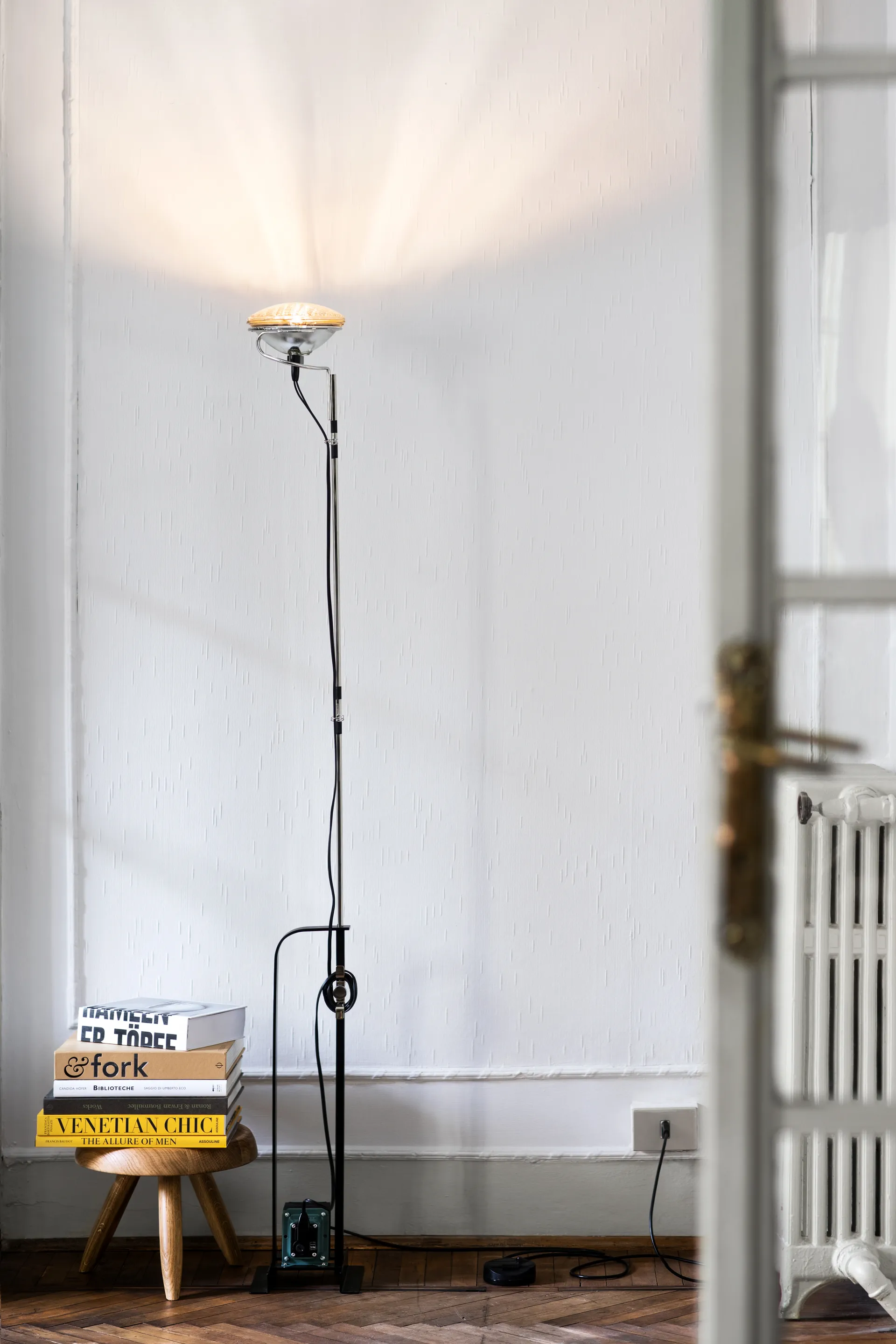 Toio LED-lattiavalaisin – musta (EU),  Flos