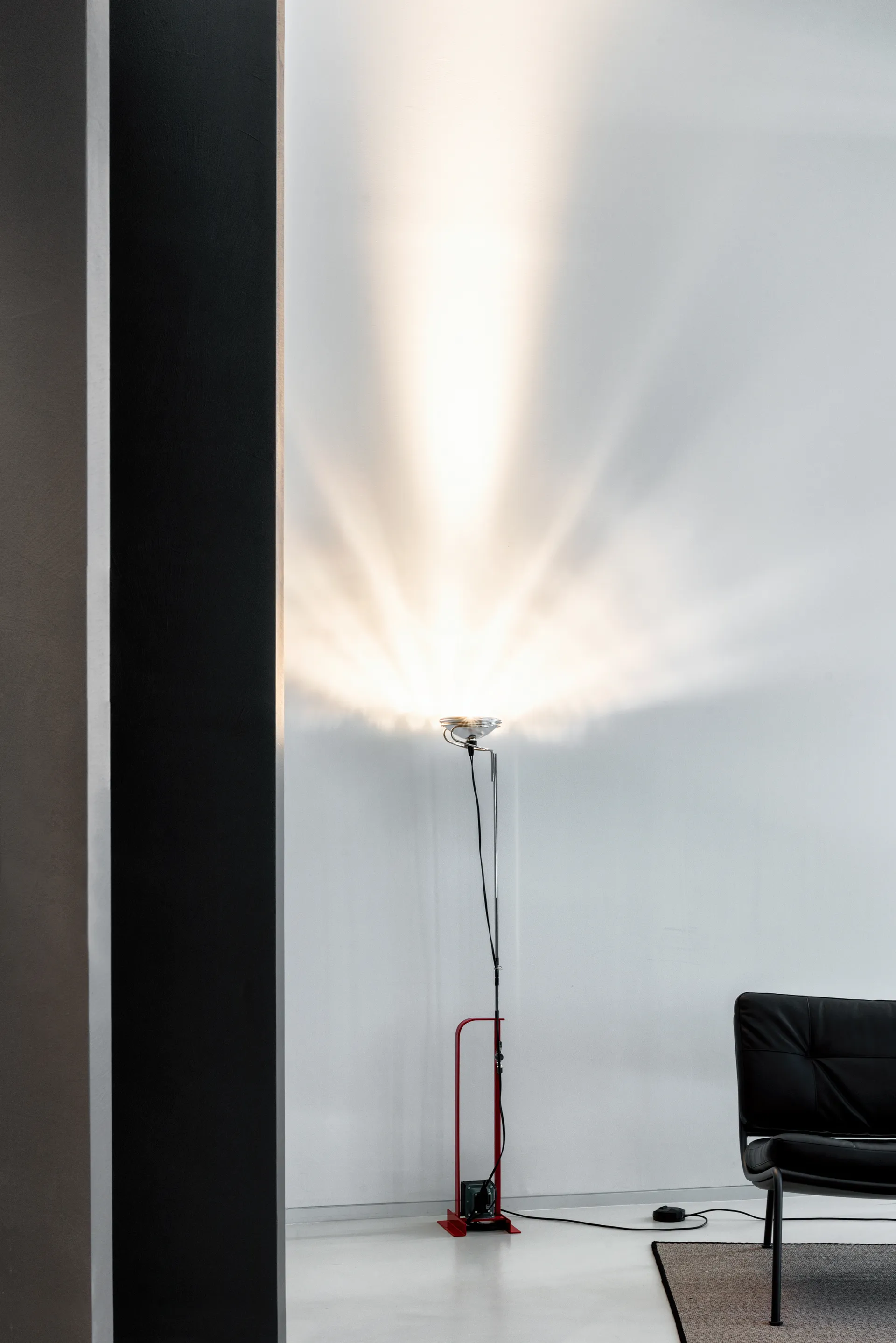 Toio LED-lattiavalaisin – punainen (EU),  Flos