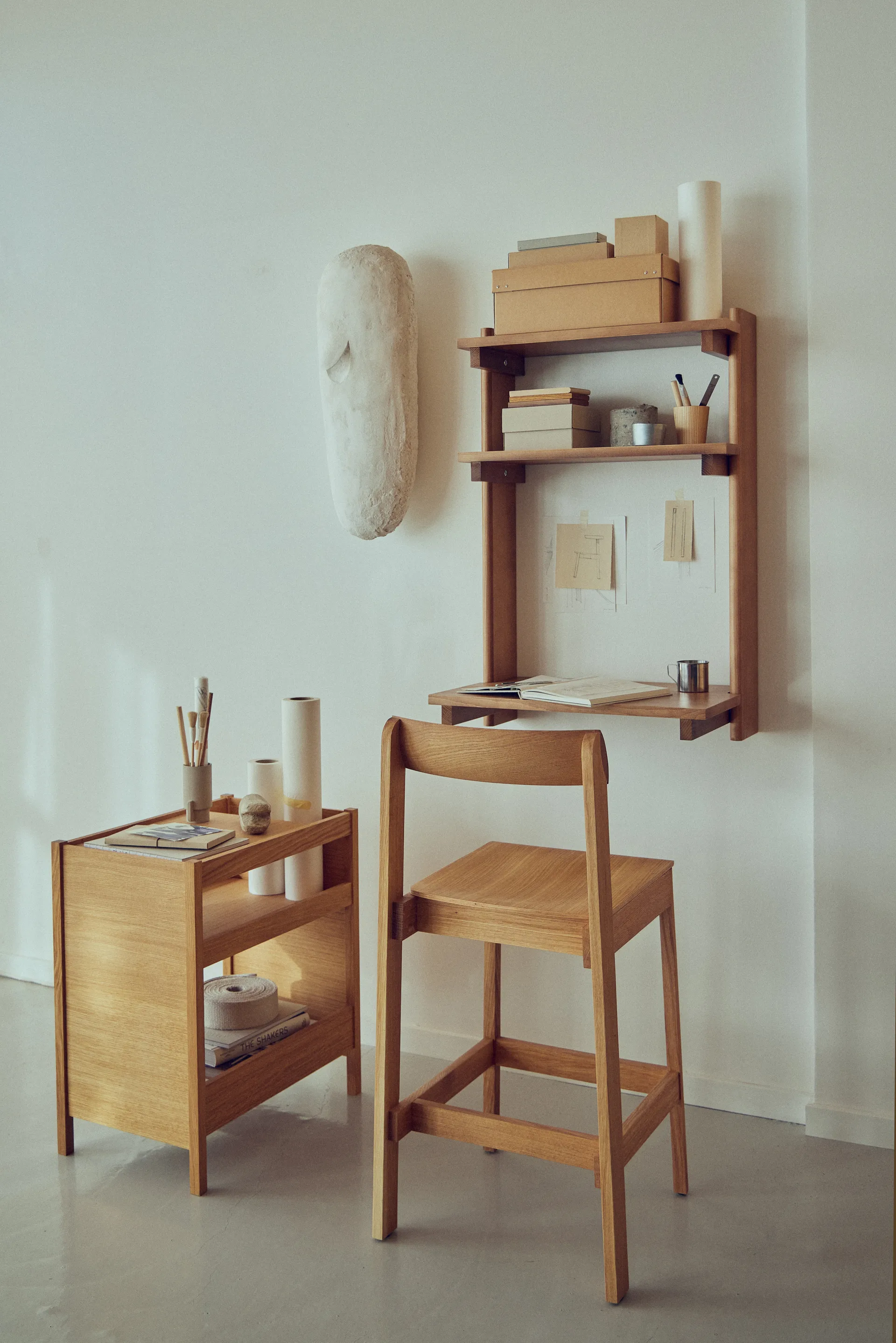 Beam Office Shelf hylly kirjoituspöydällä, Syvänruskea mänty, 60x90,5x40 cm Form & Refine