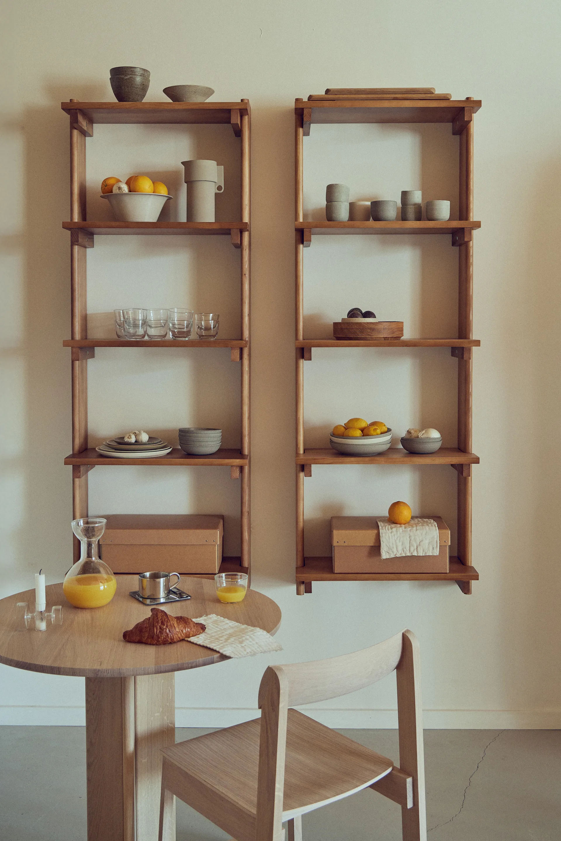 Beam Shelf seinähylly, Tummanruskea mänty, 60x167x25 cm Form & Refine