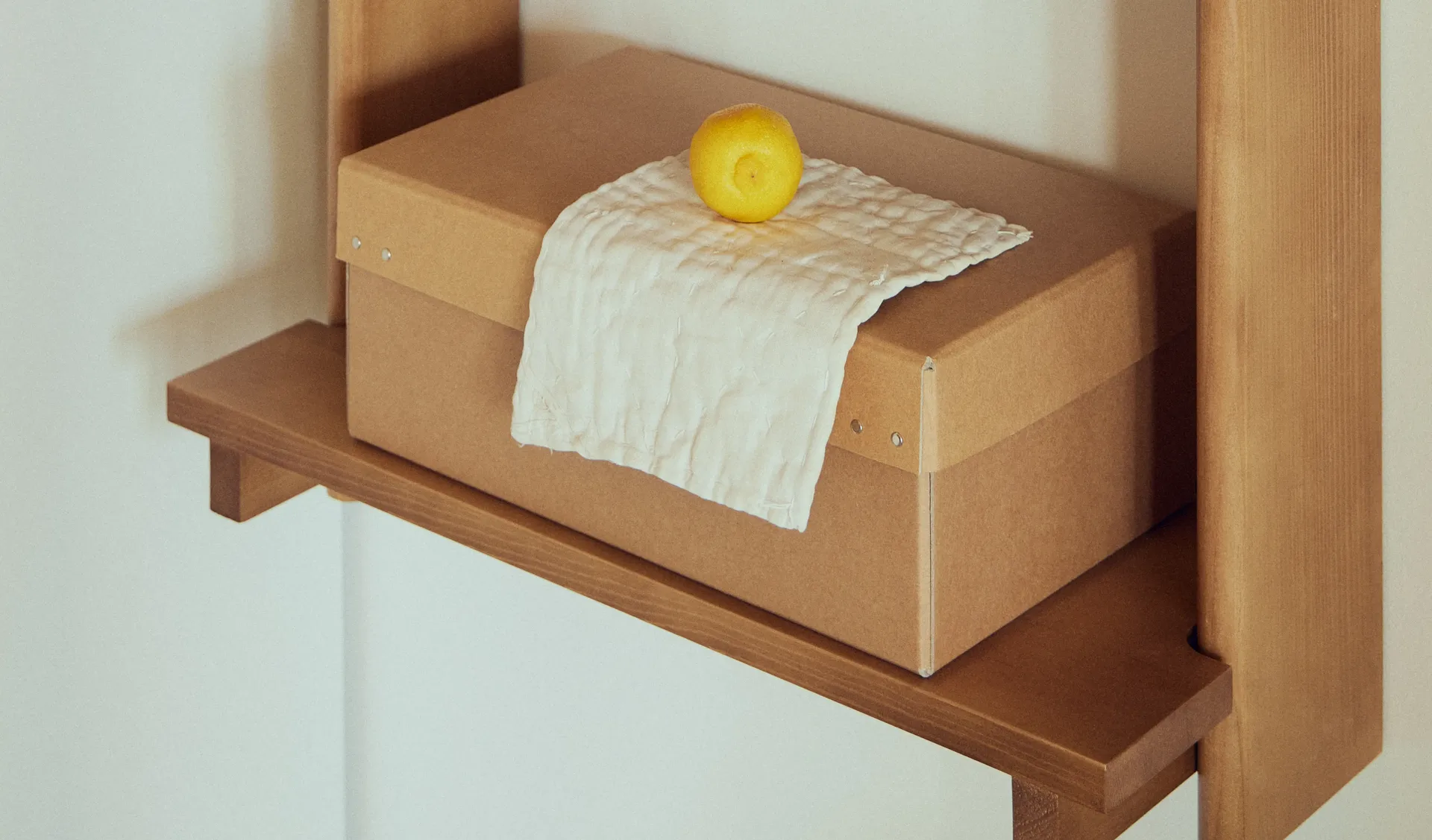 Beam Shelf seinähylly, Tummanruskea mänty, 60x90,5x25 cm Form & Refine