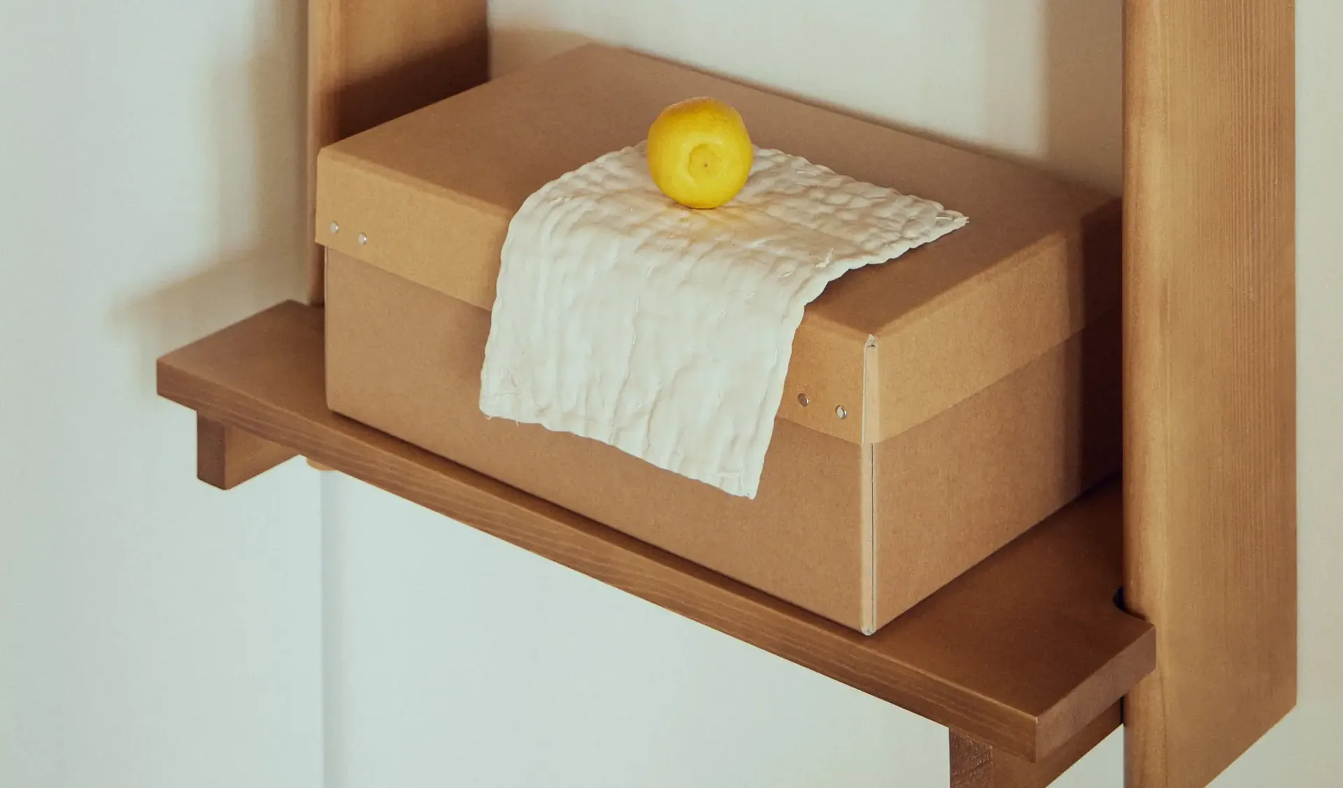Beam Shelf seinähylly, Tummanruskea mänty, 60x90,5x25 cm Form & Refine