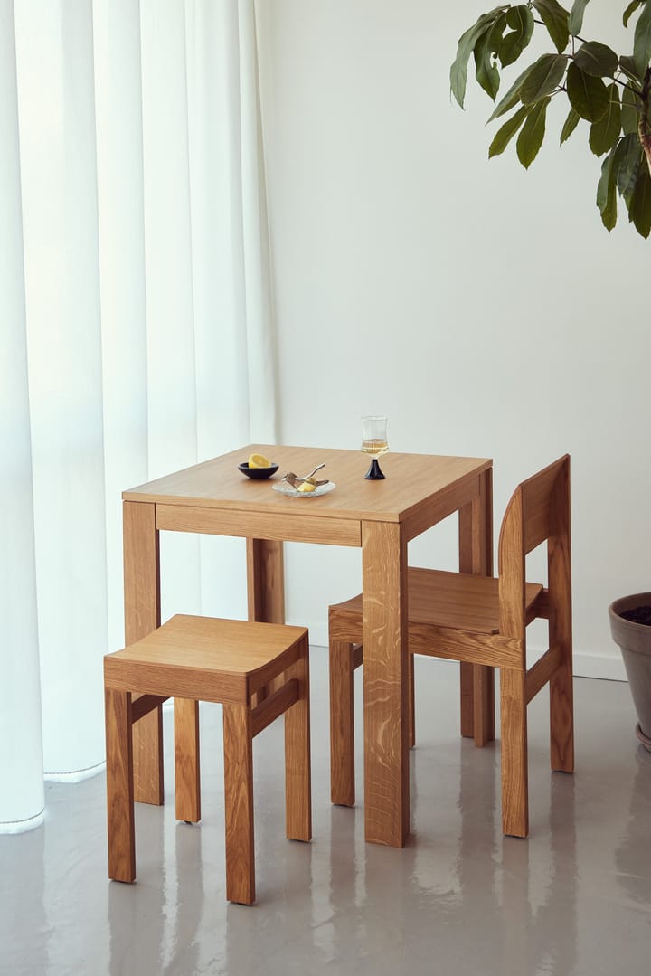 Sonder-tuoli, Tammi Form & Refine