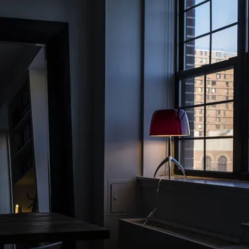 Lumiere Grande himmennettävä pöytälamppu - valkoinen, mustakromi - Foscarini