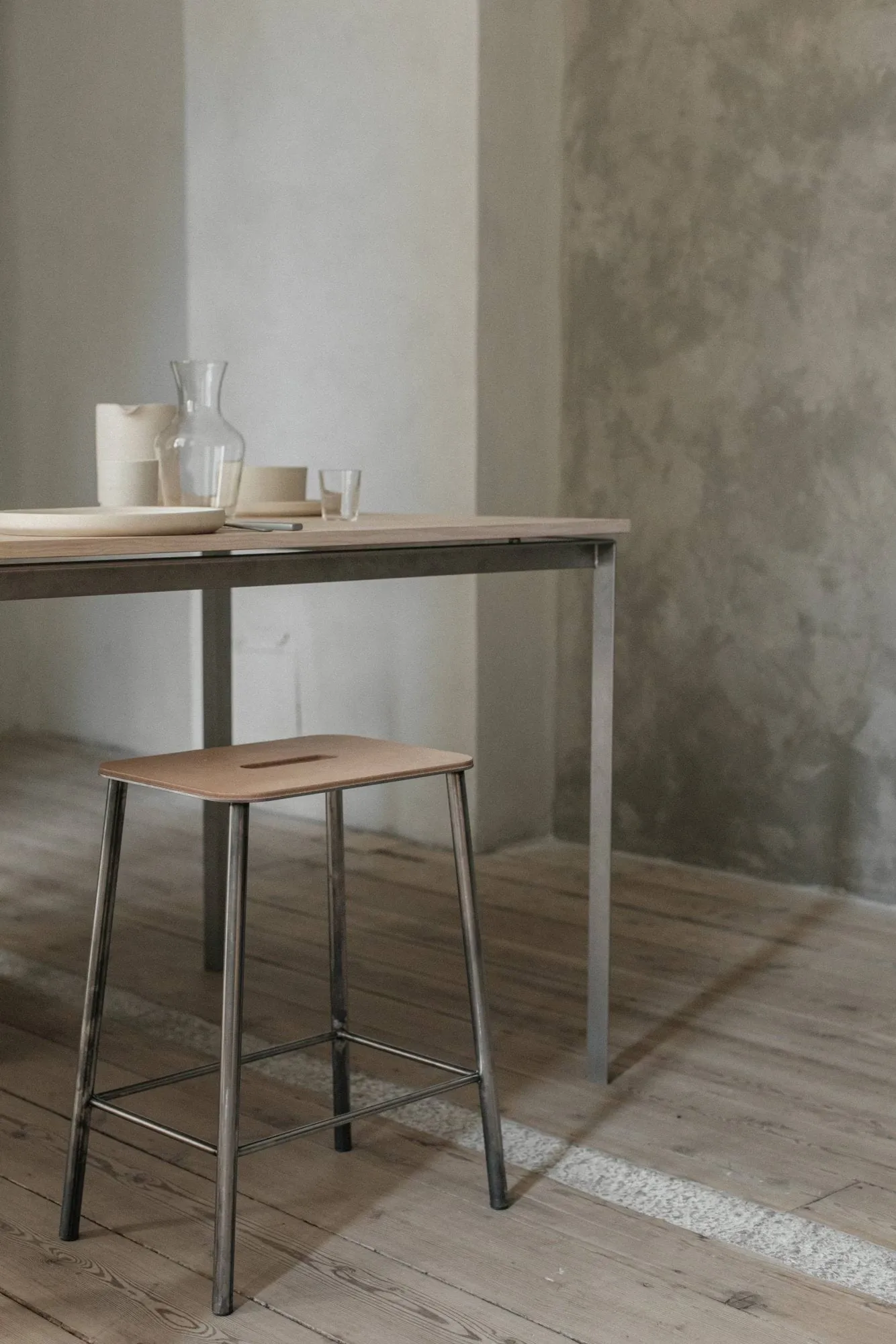 Adam jakkara, Raw steel-natural leather, H:50 cm FRAMA