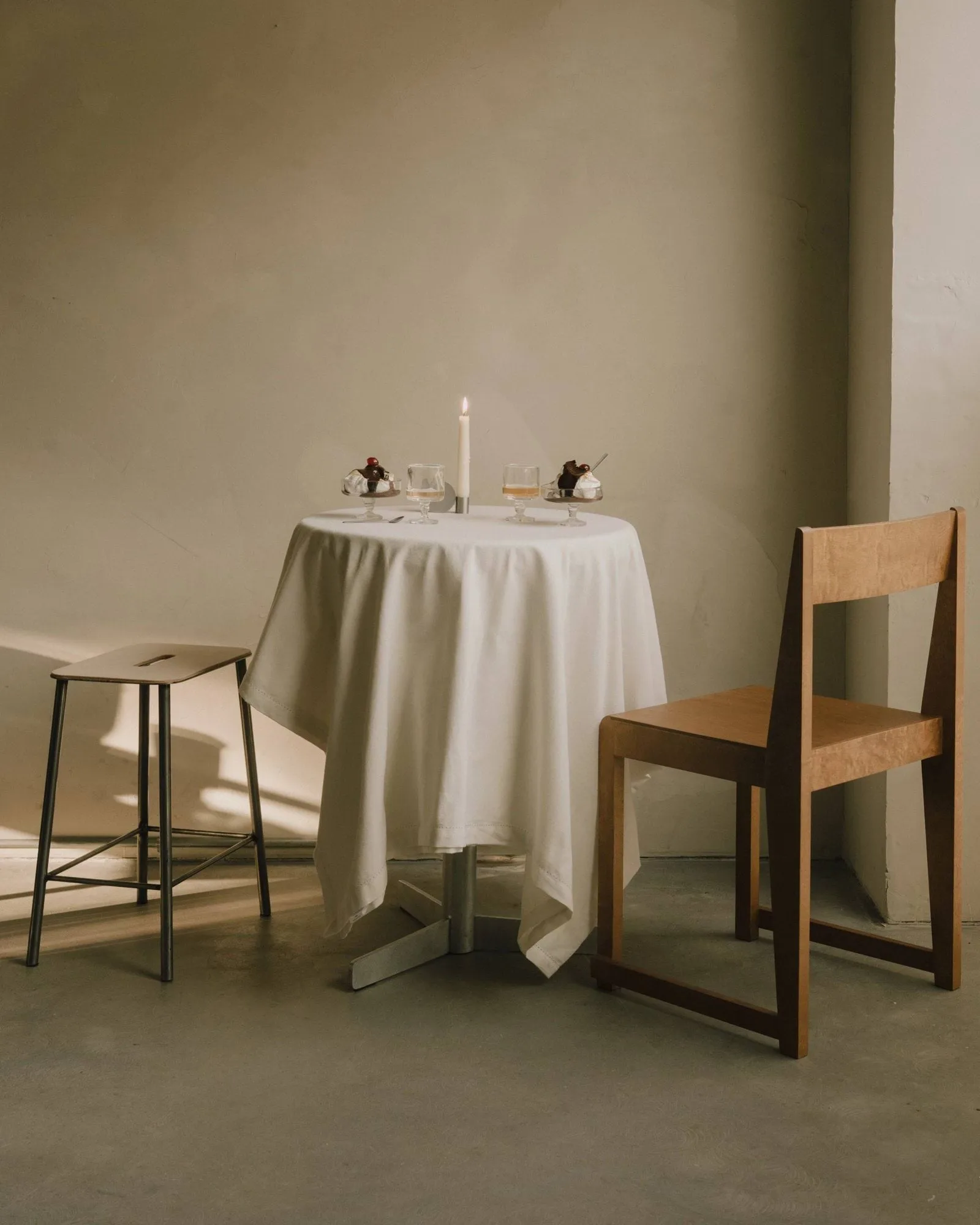 Adam jakkara, Raw steel-natural leather, H:65 cm FRAMA