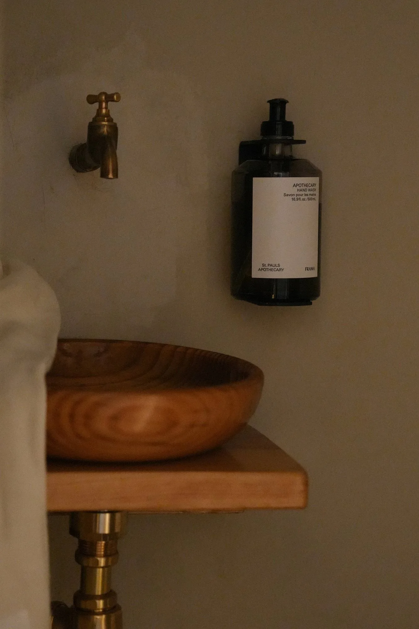 FRAMA seinäteline saippualle/käsivoiteelle 375 ml, Ruostumaton teräs FRAMA