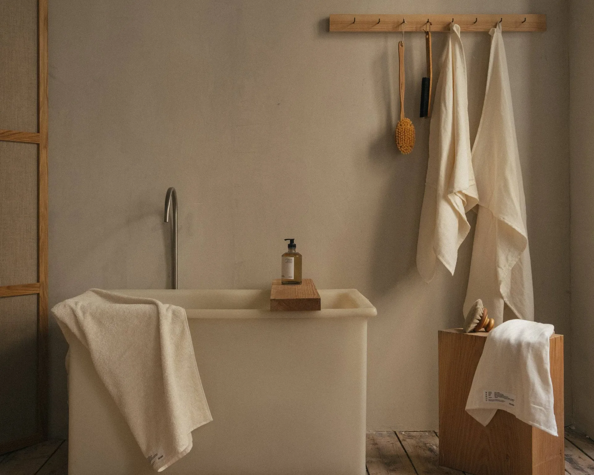 Light Towel kylpypyyhe 150x100 cm, Bone white (valkoinen) FRAMA