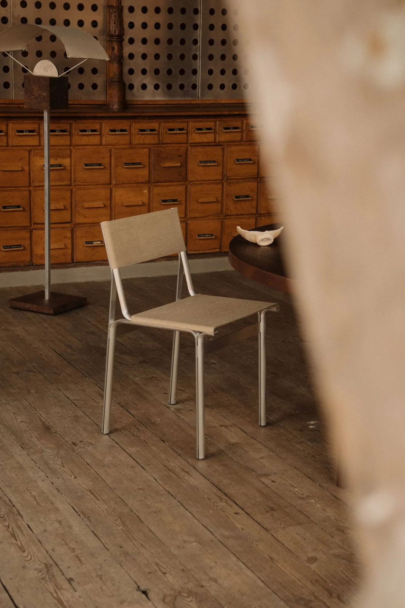 Union tuoli, Aluminium-Sandstone Linen FRAMA