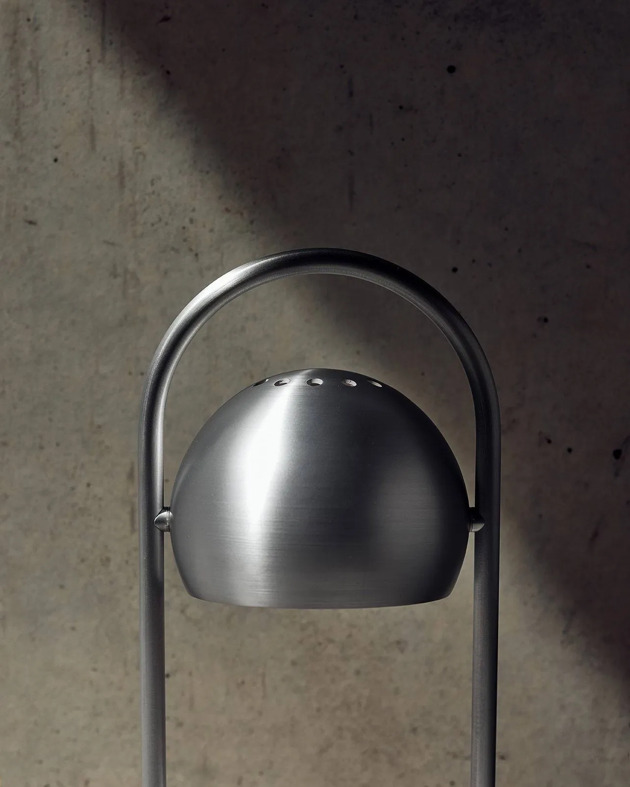 Ball kannettava pöytälamppu, Brushed Aluminium, 32 cm Frandsen