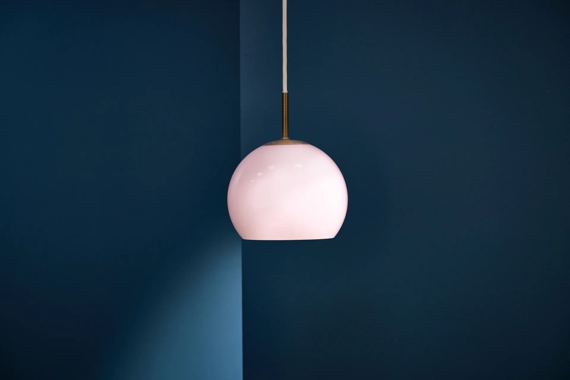 Ball riippuvalaisin, Opal rose, Ø18 cm Frandsen
