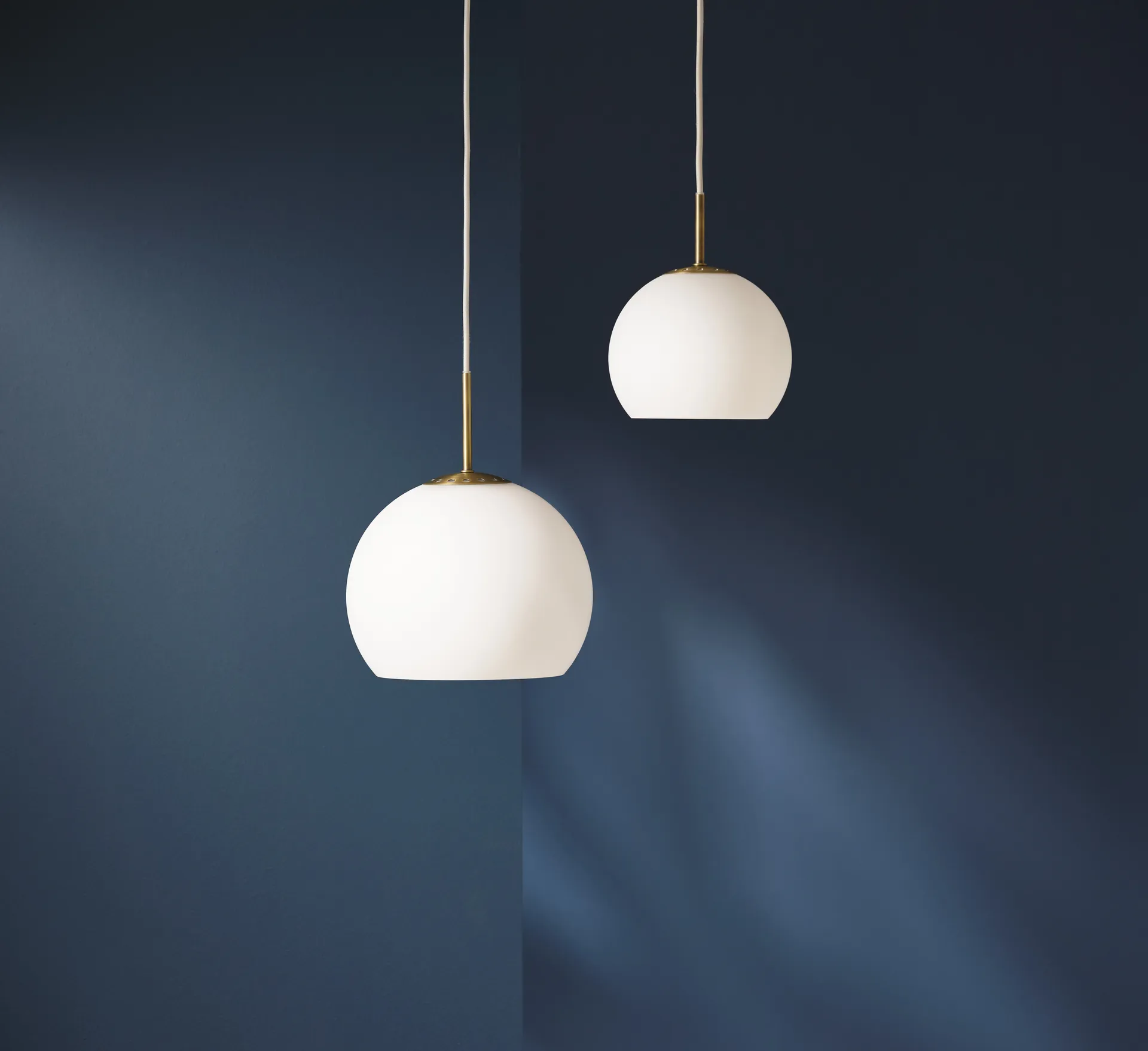 Ball riippuvalaisin, Opal White, Ø18 cm Frandsen