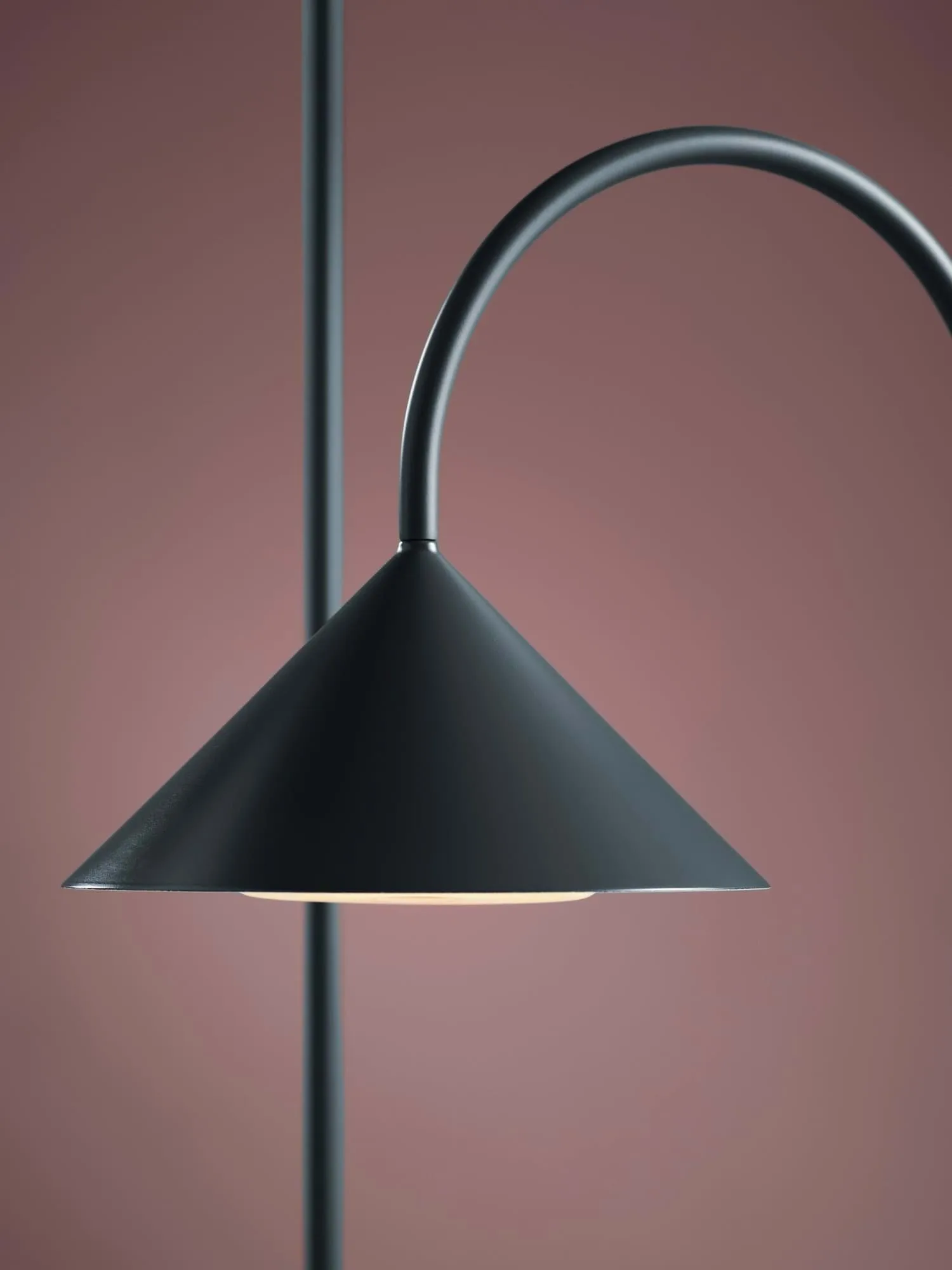 Grasp kannettava pöytälamppu, Matte Petroleum, 72 cm Frandsen