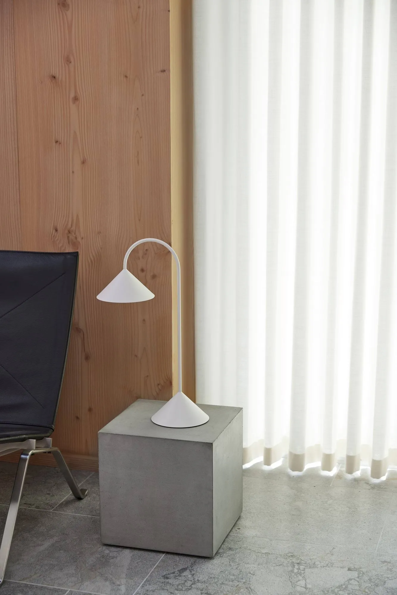 Grasp kannettava pöytälamppu, Matte White, 47 cm Frandsen