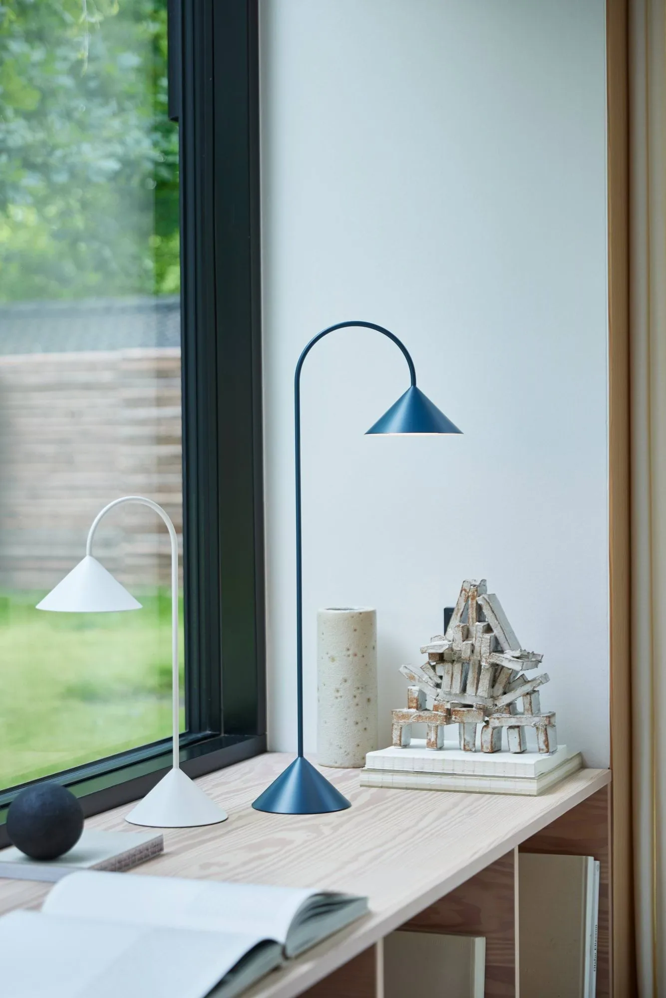 Grasp kannettava pöytälamppu, Matte White, 47 cm Frandsen