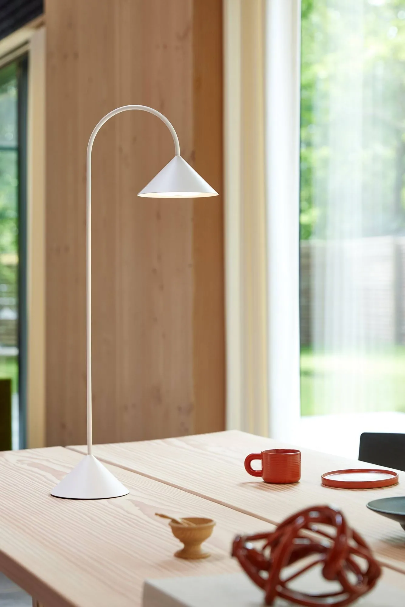 Grasp kannettava pöytälamppu, Matte White, 72 cm Frandsen