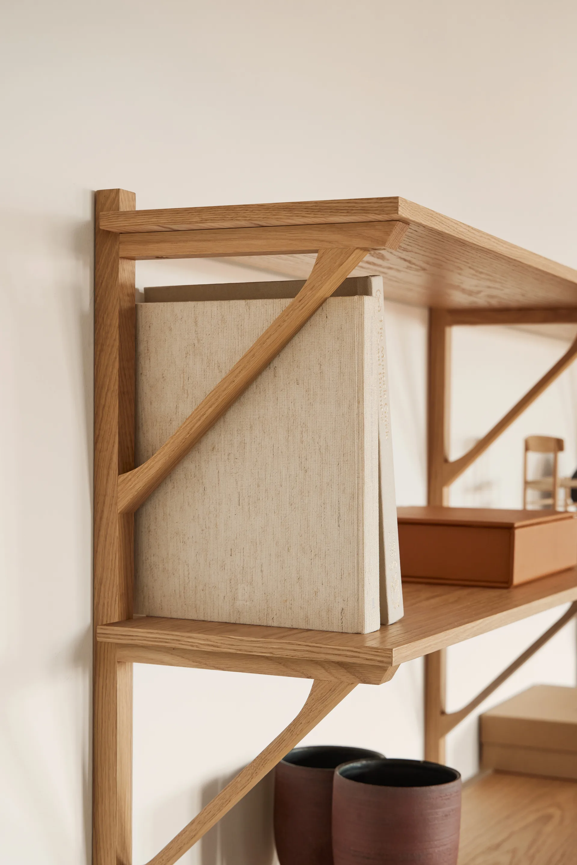 BM29 hylly kirjoituspöydällä 149x134 cm, Tammi lakka Fredericia Furniture