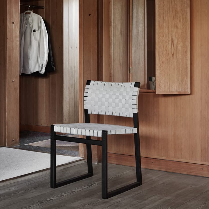BM61-tuoli, Punositu luonnonlakattu tammijalusta Fredericia Furniture