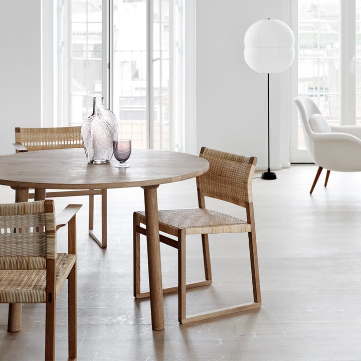 BM61-tuoli, Punositu luonnonlakattu tammijalusta Fredericia Furniture