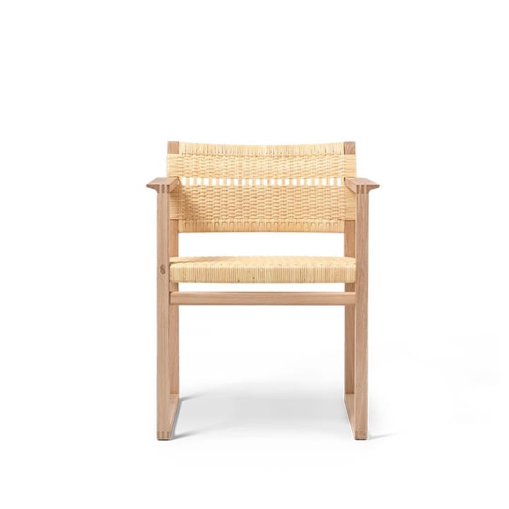 BM62 käsinojatuoli - Rottinkiöljytty jalkalamppu - Fredericia Furniture