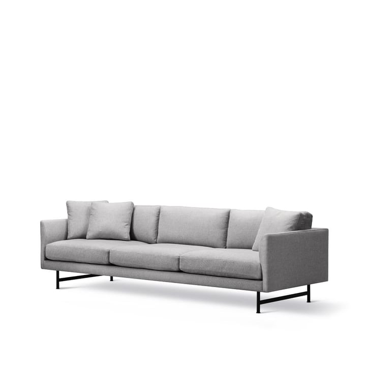 Calmo 5623 sohva, Sunniva 242 musta teräs lamppu Fredericia Furniture
