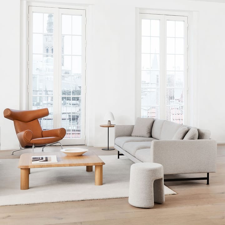 Calmo 5623 sohva, Sunniva 717 musta teräslamppu Fredericia Furniture