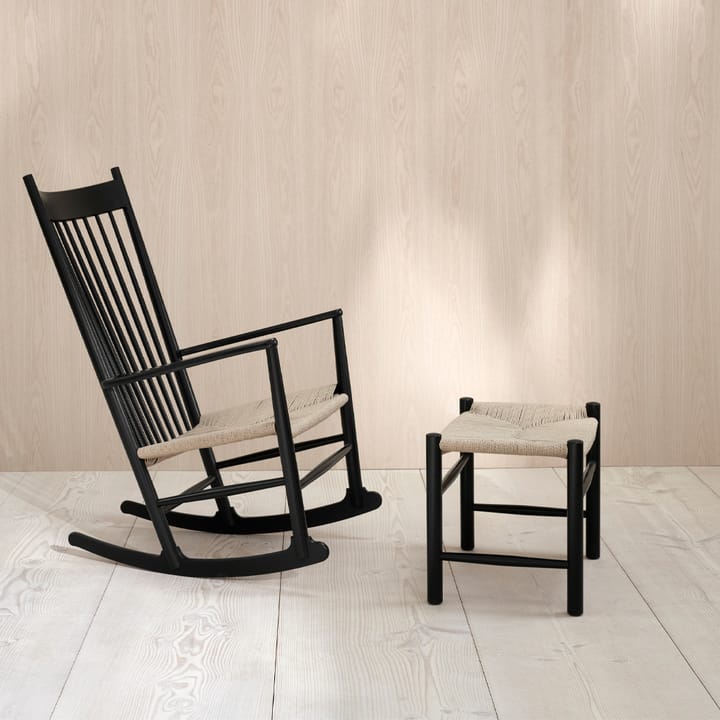 J16 jakkara, Musta mustalakattu tammi Fredericia Furniture
