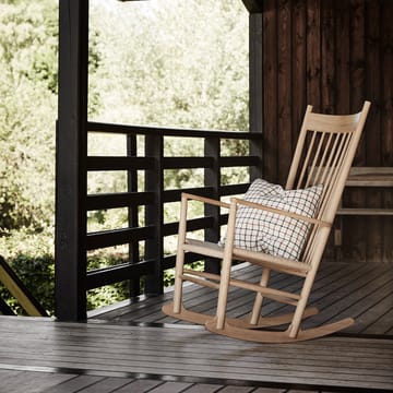 J16 keinutuoli - Musta mustalakattu tammi - Fredericia Furniture