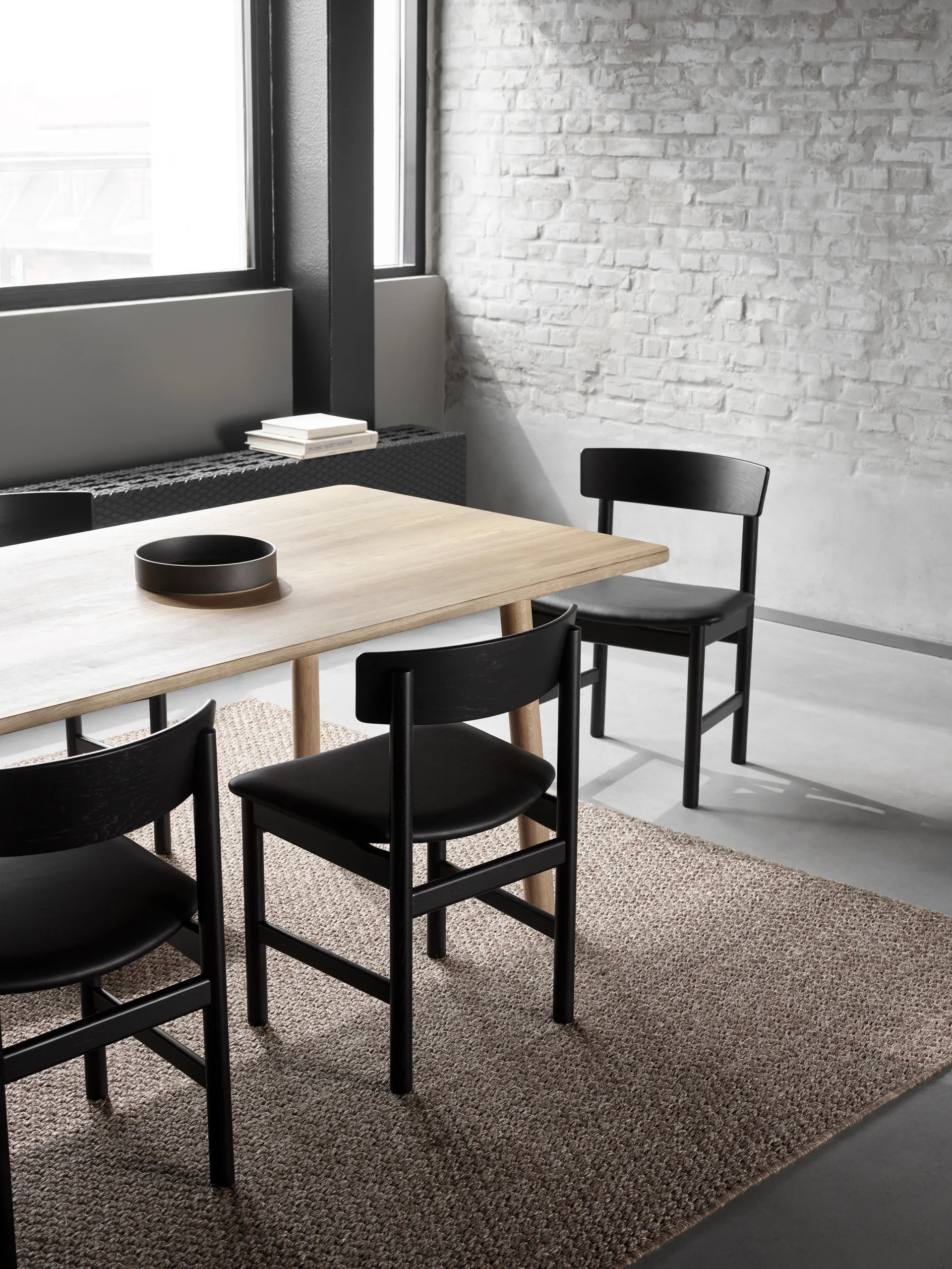 J39-tuoli, Musta lakattu koivu-nahka Omni 301 musta Fredericia Furniture