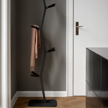 Nara naulakko - Musta petsattu saarni - mustaksi maalattu teräs - Fredericia Furniture
