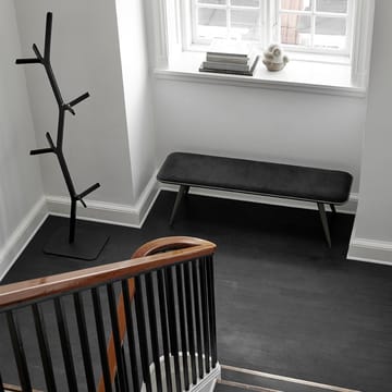 Nara naulakko - Musta petsattu saarni - mustaksi maalattu teräs - Fredericia Furniture