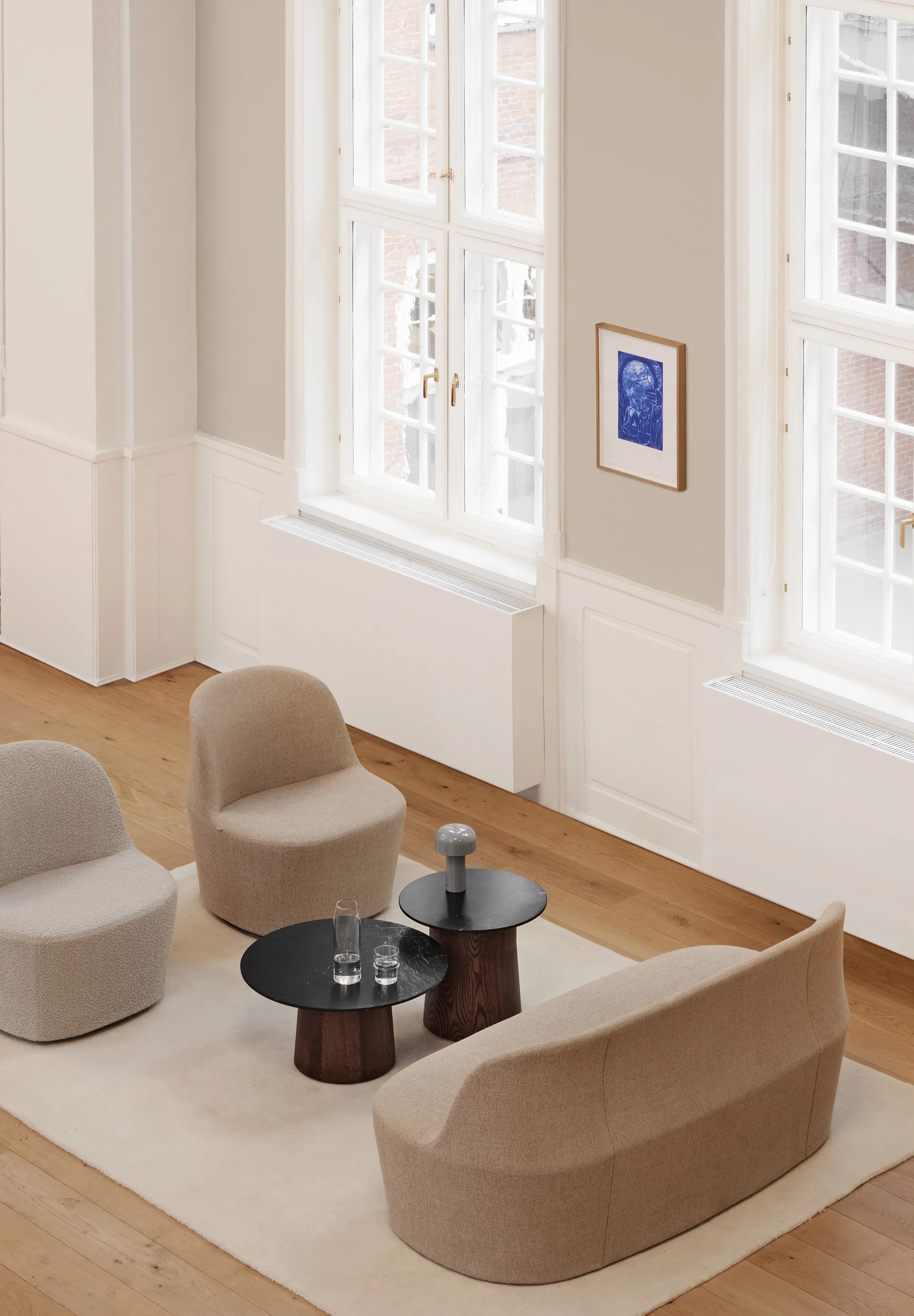 Niveau-sohvapöytä Ø61 cm, Black Marquina-ash brown stained Fredericia Furniture