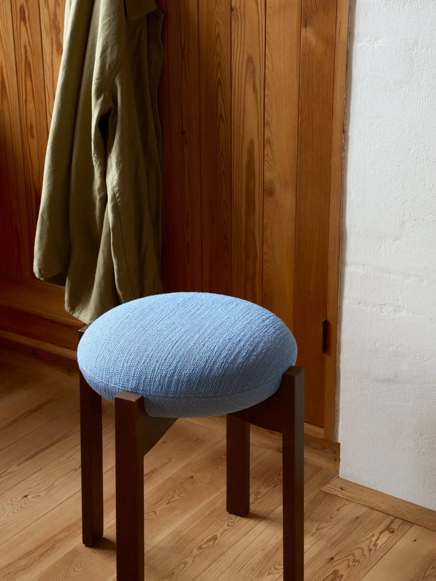 Pioneer jakkara matala, Odino PV82 light blue-lakattu tammi Fredericia Furniture