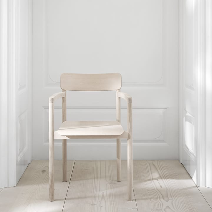 Post 3445 käsinojatuoli, Lakkalakattu tammi Fredericia Furniture