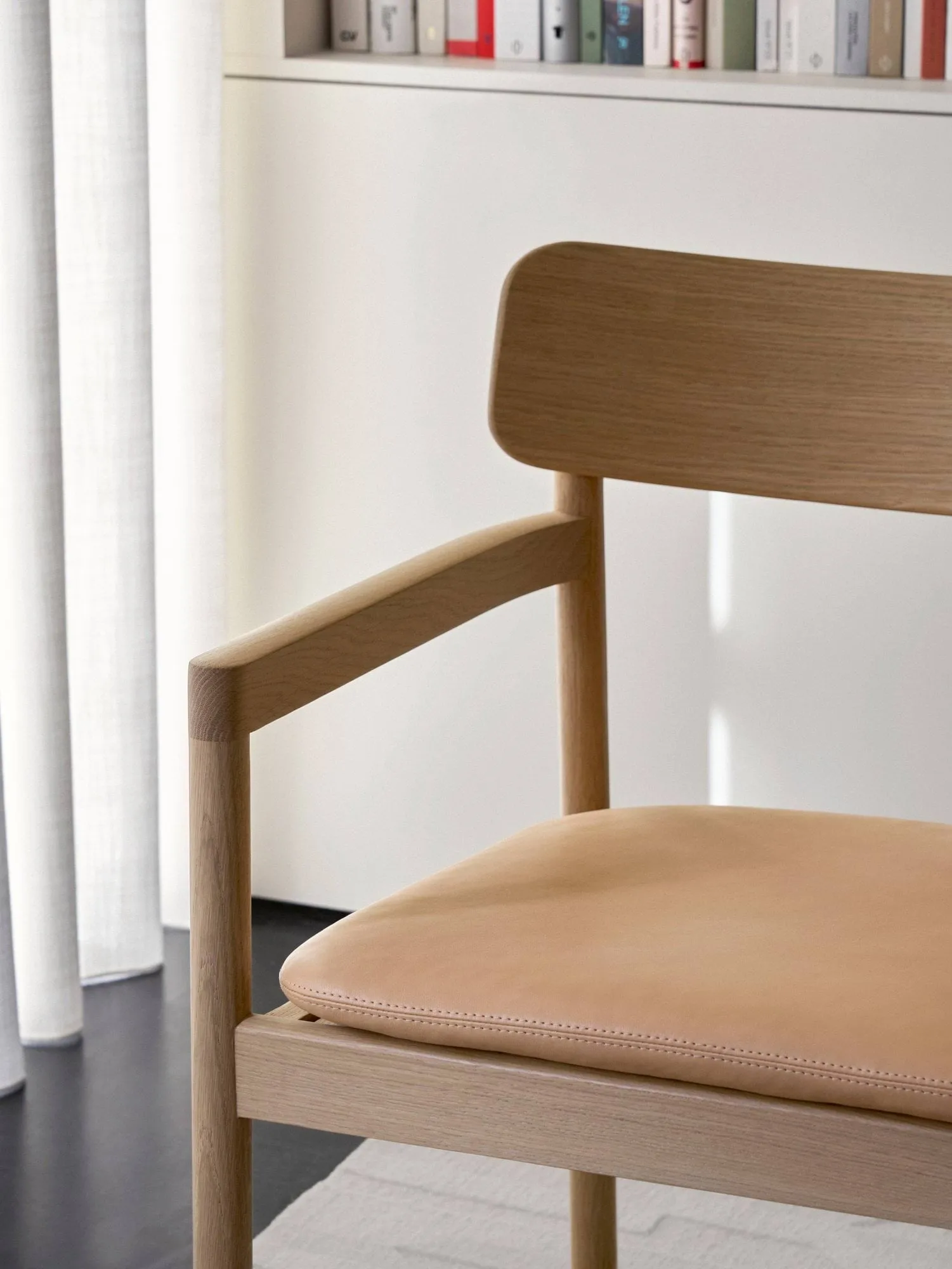 Post nojatuoli, Vegeta nahka-vaalea öljytty tammi Fredericia Furniture