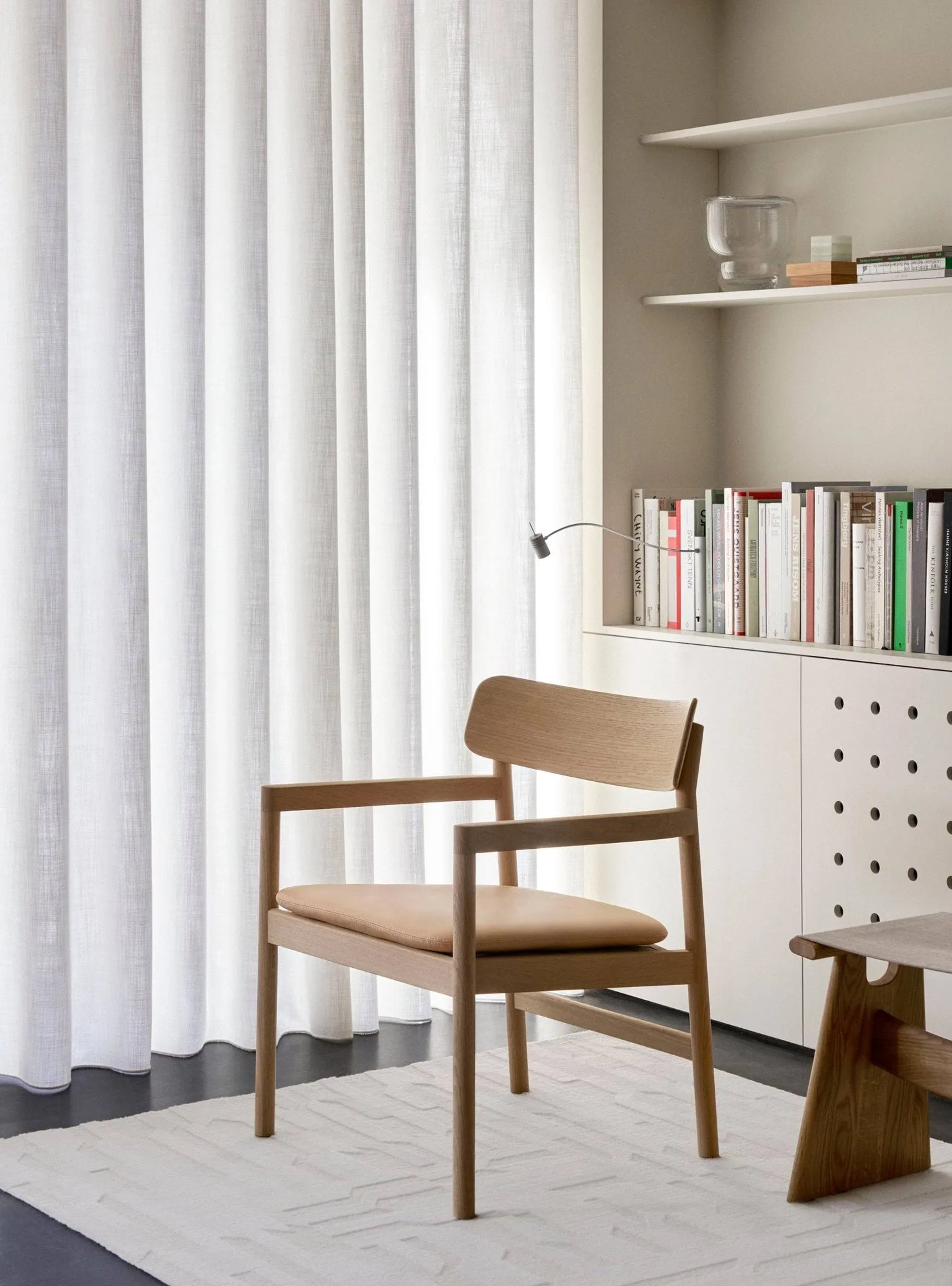 Post nojatuoli, Vegeta nahka-vaalea öljytty tammi Fredericia Furniture