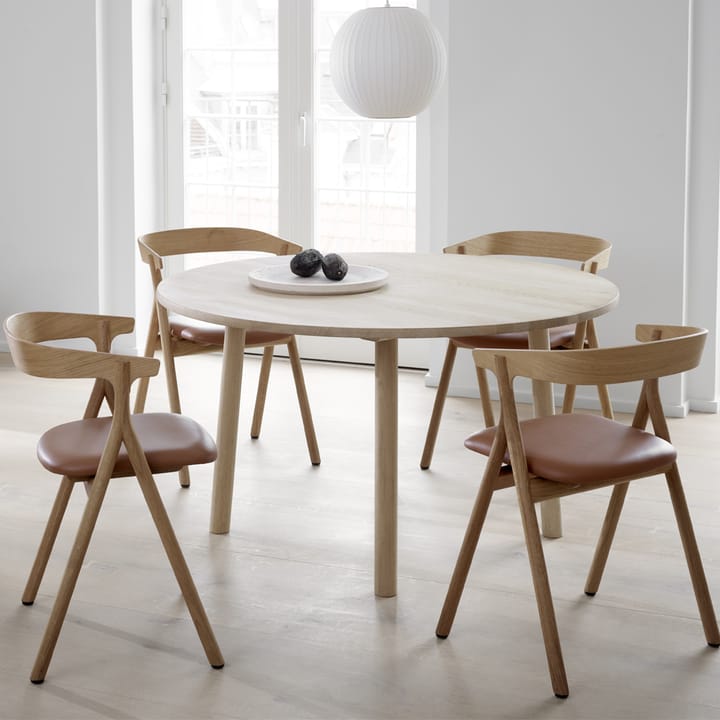 Yksi 3341 tuoli, Premiumnahka 88-musta lakattu tammi Fredericia Furniture