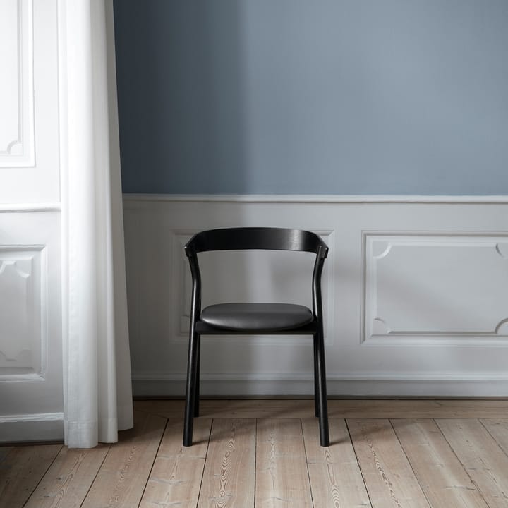 Yksi 3341 tuoli, Premiumnahka 88-musta lakattu tammi Fredericia Furniture